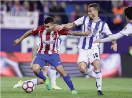  ?? —AFP ?? MADRID: Atletico Madrid’s Argentinia­n midfielder Angel Correa (L) vies with Real Sociedad’s midfielder Sergio Canales during the Spanish league football match Club Atletico de Madrid vs Real Sociedad at the Vicente Calderon stadium in Madrid on Tuesday.