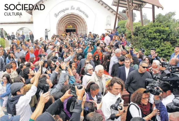  ??  ?? ► Cientos de personas acompañaro­n a la familia luego de la misa en la parroquia La Asunción de Las Cruces.