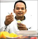  ?? HANUNG HAMBARA/JAWA POS ?? KESEGARAN FAVORIT: Gus Wawan menyantap yoghurt setelah santap sahur bersama seluruh keluarga.