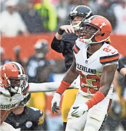  ?? KEN BLAZE-USA TODAY SPORTS ?? Cleveland Browns defensive back Damarious Randall (23) watches the kick of Pittsburgh Steelers kicker Chris Boswell (9) during overtime at FirstEnerg­y Stadium.