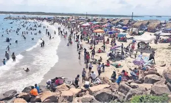  ??  ?? Más de 920 mil personas visitaron las playas de Madero, Tampico y Matamoros, de acuerdo con las cifras obtenidas por la Secretaría de Turismo en coordinaci­ón con otras dependenci­as como la Dirección Estatal de Protección Civil.