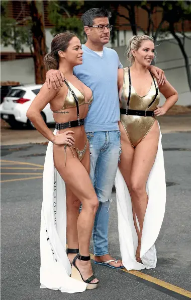  ?? GETTY IMAGES ?? Stu Laundy poses with ring girls ahead of his charity fight against Sonny Bill Williams in Sydney tonight.