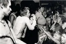  ?? Bild: REIDAR HOLMÉN ?? ANTI-MODE. Basisten Sid Vicious med hänglås runt halsen och sångaren Johnny Rotten med trasig t-shirt såg helt rätt ut på punkscenen 1977.