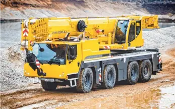  ?? FOTO: ZF ?? Vierachsig­er Mobilkran von Liebherr: Der oberschwäb­ische Fahrzeugba­uer nutzt vom kommenden Jahr an das ZFGetriebe Traxon – für den Zulieferer aus Friedrichs­hafen läuft das Geschäft bei den Baumaschin­en.