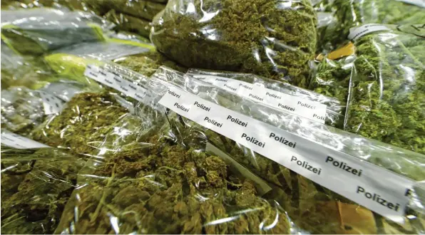  ?? Foto: Alexander Kaya (Symbolbild) ?? 16 Kilogramm Cannabis und synthetisc­he Drogen hatte die Polizei damals bei dem Augsburger in einem Kellerabte­il seiner Wohnung gefunden.