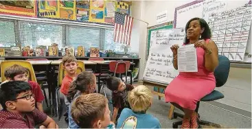  ?? Bill Gorman / AP ?? Kimberly Coleman-Mitchell (der.) da clase a alumnos de cuarto grado en Oakridge Elementary School.