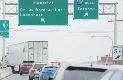  ?? PETER McCABE ?? Transports Québec has set load restrictio­ns on Sources Blvd. overpass traversing Highway 20. Vehicles weighing more than five tonnes are not allowed on the ramp to Highway 20 West from southbound Sources Blvd.