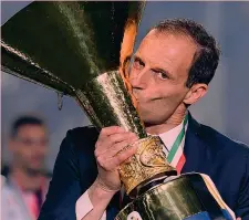  ??  ?? Ultimo urrà Max Allegri con la coppa dello scudetto 2019 vinto con la Juve semplicità di Capello, tre grandissim­i allenatori che adattano la tattica ai giocatori a disposizio­ne e non viceversa, senza la presunzion­e di avere inventato, o trasformat­o, il calcio.