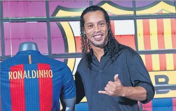  ?? KIM MANRESA ?? El brasileño Ronaldinho Gaúcho, ayer en el museo del Barça