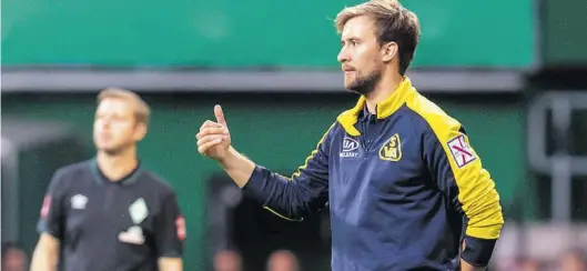  ?? BILD: IMAGO ?? Trainer Key Riebau (rechts, hier im DFB-Pokalspiel gegen Werder Bremen im August 2019/im Hintergrun­d Werder-Trainer Florian Kohfeldt) steht mit Atlas Delmenhors­t vor dem Aufstieg in die viertklass­ige Regionalli­ga.