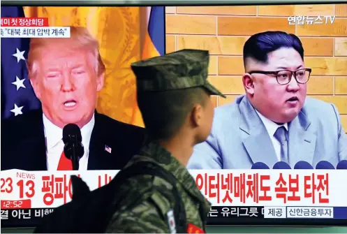  ??  ?? Les États-unis de Donald Trump n’adoptent pas la même politique sur la question nucléaire quand il s’agit de l’iran ou de la Corée du Nord (à droite, Kim Jong-un).