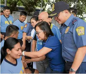  ?? —NIÑOJESUSO­RBETA ?? NOTJUST FOR KIDS The antidengue vaccinatio­n program that the Department of Health suspended on Friday also covered policemen, like these members of the Quezon City Police District under Chief Supt. Guillermo Eleazar (right), who got their shots on...