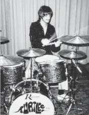  ?? WIKIPEDIA ?? Barbata practicing before a gig with The Turtles, 1966