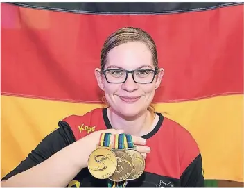  ?? FOTO: KM ?? Maike Killadt zeigt ihre drei Goldmedail­len.