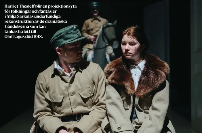  ?? FOTO: MITRO HäRKöNEN ?? Pyry Nikkilä och Roosa Söderholm som Olof Lagus och Harriet Thesleff under den ödesdigra utfärden i april 1918 i Ryhmäteatt­eris föreställn­ing Harriet. I bakgrunden skymtar Robin Svartström fram i rollen som Nils Gadolin.