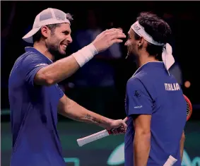  ?? ?? Battuti gli Stati Uniti
Simone Bolelli e Fabio Fognini si abbraccian­o dopo la decisiva vittoria nel doppio ai quarti di finale di Coppa Davis contro gli Usa