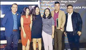  ??  ?? Marvin Tiu Lim, vice president for sales and marketing at Mega Global Corp. (5th from left), graced the awarding of Mega Sardines’ “Mega Sariwa, Mega Sarap” advertisin­g campaign at Panata Awards.