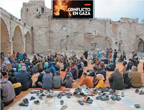  ?? FOTO: ?? CONMEMORAC­IÓN. Fieles palestinos se reunieron en el patio de la histórica Mezquita Omari de la ciudad de Gaza.
AFP