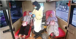  ?? BOY SLAMET/JAWA POS ?? TETAP DONOR: Petugas UTD PMI Sidoarjo melayani pendonor darah di bus donor GOR Sidoarjo.