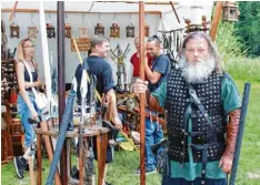  ?? Fotos: Silke Federsel ?? Mittelalte­rliche Waffen gab es bei diesem Herrn auf dem Fest in Sandizell zu kau fen.