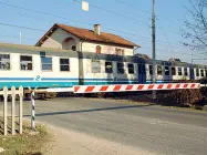  ??  ?? Semaforo rosso In via Verdi le sbarre sono rimaste abbassate dieci giorni per lavori di manutenzio­ne del manto stradale. Il passaggio a livello verrà riaperto domani