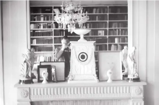  ??  ?? Autorretra­to con reloj. Bioy en uno de sus dos escritorio­s, en el piso de Posadas y Schiaffino, septiembre de 1959.