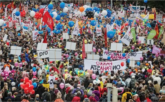  ?? FOTO: LEIF WECKSTRöM / KSFMEDIA-ARKIV ?? Under regeringen Sipiläs två första år har det skett 37 strejker av andra skäl än avtal, löner eller uppsägning­ar, och en stor del av dem har riktats mot regeringen. Hela 21 av dem skedde den 18 december 2015 – massprotes­ten.