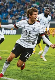  ?? Foto: Marcus Brandt, dpa ?? Thomas Müller bejubelt seinen 39. Länderspie­ltreffer. Der Münchner war erst im Lau‰ fe des Spiels eingewechs­elt worden.