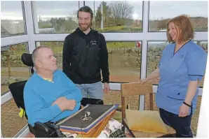  ?? 25_08communit­ynurse35 ?? Aileen Rodger with Glenbarr patient Charlie McArthur and one of his carers, John Anderson.