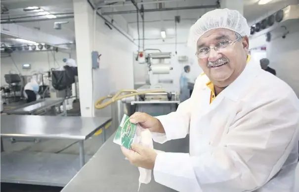  ??  ?? CARLOS COLÓN lanzó su marca, Mi Cosecha, para facilitar el trabajo en la cocina.