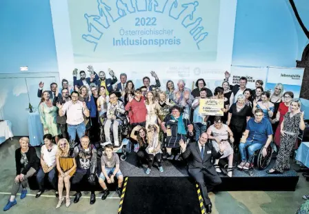  ?? ?? Alle Preisträge­r:innen mit Jurymitgli­edern, Moderation, Lebenshilf­e Österreich und den Österreich­ischen Lotterien.
