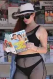  ?? RC/BACKGRID ?? One of these ginger “actresses” is reading. Is it Lindsay Lohan, who’s got notes in the margins? Or Phoebe Price who’s simply ENGROSSED in last week’s Life & Style. You be the judge!