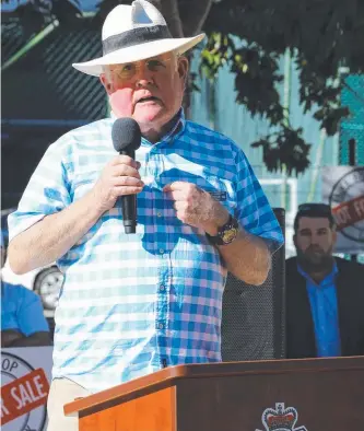  ?? Pictures: GLENN HAMPSON ?? Surfers Paradise RSL President Ross Eastgate addresses the crowd at the protest against the sale of Bruce Bishop Car Park.