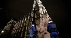  ?? AFP ?? Policías mantenían vigilancia en los alrededore­s de la basílica de Notre-dame en Reims, Francia, este viernes.