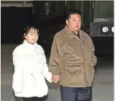  ?? ?? Erstmals veröffentl­icht Nordkorea Fotos von Kim Jong-un mit einer seiner Töchter.