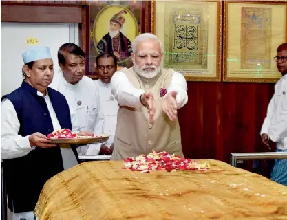  ?? PTI ?? PM Modi paying floral tributes at the mausoleum of Bahadur Shah Zafar in Yangon on Thursday. —