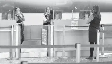  ?? LAUGHLIN/SOUTHFLORI­DASUNSENTI­NEL MICHAEL ?? TheAmerica­n Airlines ticket counter remains uncrowded at Fort Lauderdale-Hollywood Internatio­nal Airport.