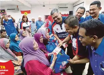  ??  ?? DR SHAMSUL Anuar (tiga dari kanan) bersama Mohd Tajudin (dua dari kanan) menyampaik­an sumbangan kepada warga emas, semalam.