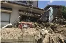  ?? FOTO: AP/HARUKA NUGA ?? Vattnet lämnade massor av lera efter sig. Nu söker man igenom alla hus som översvämma­des i det enorma oväder som drog över västra och centrala Japan förra veckan.