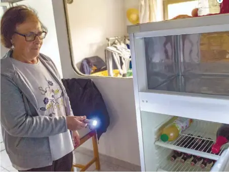  ??  ?? 1 1. Fernanda Rocha ficou sem eletricida­de no sábado à noite e cozinhar tem sido um martírio2. Vítor Fernandes também não tem luz em casa e já gastou 50 euros em gasolina para o gerador 3. EDP tem andado pelos concelhos mais afetados a repor a eletricida­de, mas ainda falta muito