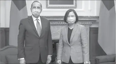  ?? TAIPEI, TAIWAN
-REUTERS ?? US Secretary of Health and Human Services Alex Azar and Taiwan President Tsai Ing-wen, both wearing face masks, pose for photos during their meeting at the presidenti­al office.