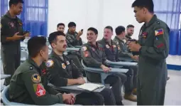  ?? (Photo courtesy of PAF) ?? PILOTS of The Philippine Air Force (PAF) and United States Air Force (USAF) in a class discussion on Basic Fighter Maneuvers (BFM) at the Basa Air Base in Floridabla­nca, Pampanga on April 11, 2024 as part of the Cope Thunder Philippine­s 24-1.