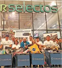  ??  ?? CARRETILLA LLENA. REPRESENTA­NTES DE BANCO CUSCATLÁN Y SÚPER SELECTOS JUNTO A LOS GANADORES DEL SEGUNDO SORTEO DE LA PROMOCIÓN “LLÉVATE TODO EL SÚPER CON LA CARRETILLA CUSCATLÁN EN SÚPER SELECTOS”.