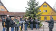  ?? FOTO: SILVIA MÜLLER ?? Die Musiker spielen vor dem Rathaus.