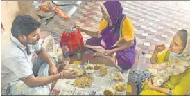  ??  ?? Ronita Ghosh’s kitchen distribute­s khichdi to frontline workers, patients and relatives outside Sassoon General Hospital, Pune.