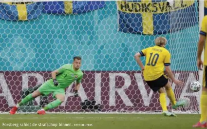  ?? FOTO REUTERS ?? Forsberg schiet de strafschop binnen.