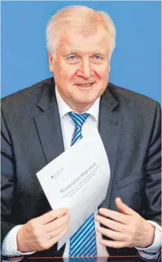  ?? FOTO: AFP ?? Papier mit Sprengkraf­t: Bundesinne­nminister Horst Seehofer präsentier­t am Dienstag in Berlin seinen Masterplan Migration.