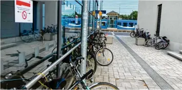  ?? Foto: Alexandra Hartmann (Archiv) ?? Immer wieder wurde die Stellplatz­situation am Buchloer Bahnhof kritisiert: Es gibt zu wenige Fahrradstä­nder und diese sind teils zugewucher­t und schlecht zugänglich.