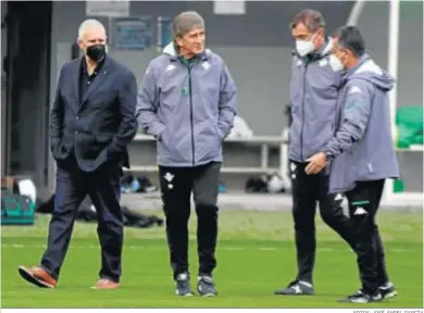  ?? FOTOS: JOSÉ ÁNGEL GARCÍA ?? Antonio Cordón dialoga con Pellegrini, su segundo, Rubén Cousillas, y Alexis, en el entrenamie­nto de ayer.