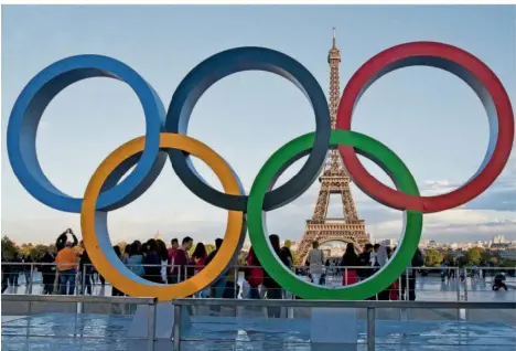  ?? FOTO: DPA ?? Die Olympische­n Ringe 2017 in Paris vor dem Eiffelturm. Frankreich hat für die Olympische­n Spiele unter anderem 300.000 Polizisten bereitgest­ellt, allerdings gibt es Risiken von mehreren Seiten. Auch Cyberkrimi­nalität könnte ein Thema werden.
